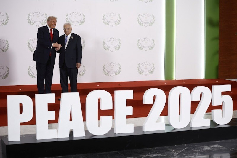 Tổng thống Mỹ Donald Trump và Tổng thống Chính quyền Palestine Mahmoud Abbas. (Ảnh: Reuters) 68ed416bb4a7a70a295c4ea6.jpg