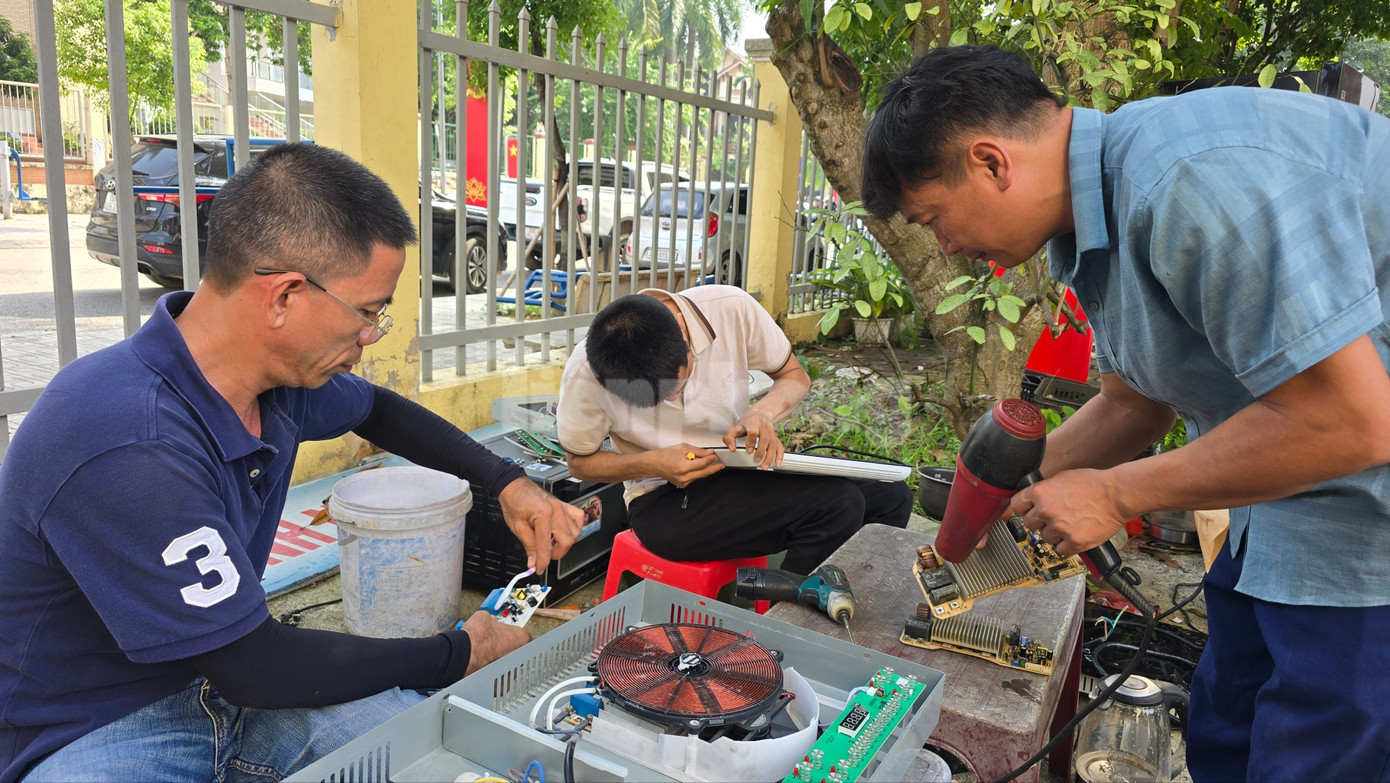Các tổ chức, cá nhân hỗ trợ sửa chữa đồ điện cho người dân vùng lũ Thái Nguyên. 1000029833.jpg