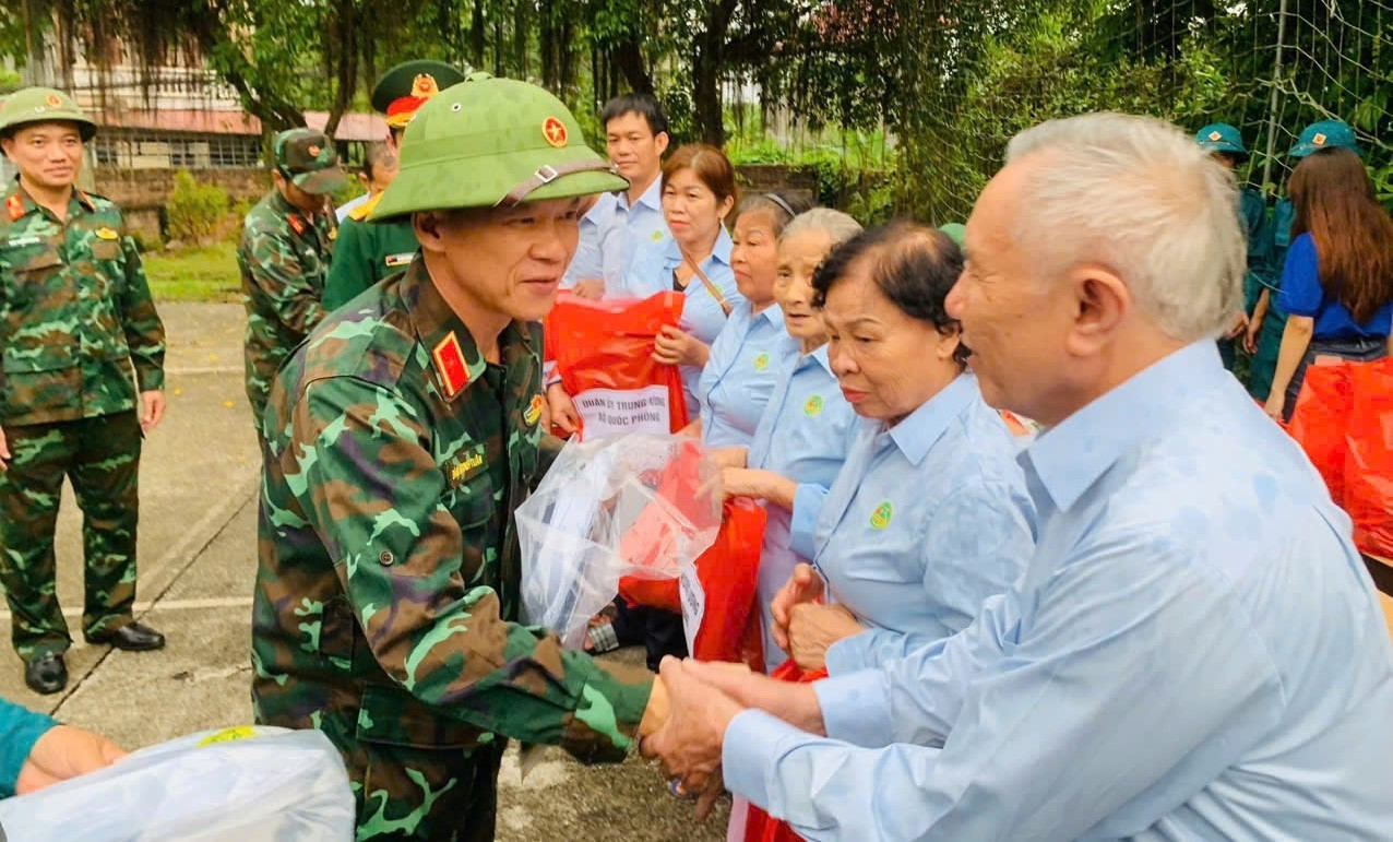 Lực lượng quân đội trao hỗ trợ quần áo cho người dân qd1.jpg