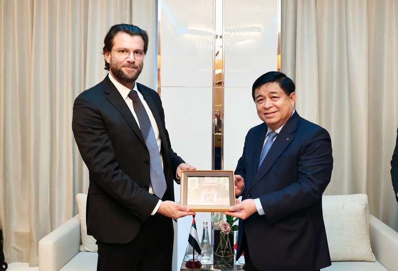 Phó Thủ tướng Nguyễn Chí Dũng tiếp ông Ali Al Amie, Phó Chủ tịch cấp cao và Giám đốc thị trường mới nổi Group 42 Holding Ltd (G42) - Ảnh: VGP