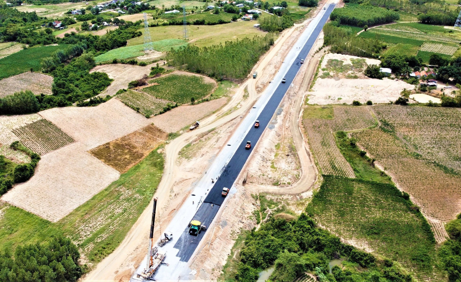 Sắp hoàn thiện 20km cao tốc gần 22.000 tỷ có bóng dáng Sơn Hải, kết nối Tây Nguyên với Duyên hải miền Trung- Ảnh 1. Sắp hoàn thiện 20km cao tốc gần 22.000 tỷ có bóng dáng Sơn Hải, kết nối Tây Nguyên với Duyên hải miền Trung- Ảnh 1.