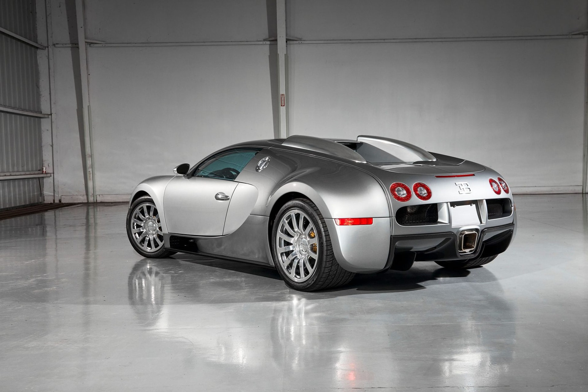 2008-bugatti-veyron-16-41134616-2048x1366-1760444255967-1760444256243285561212.jpg