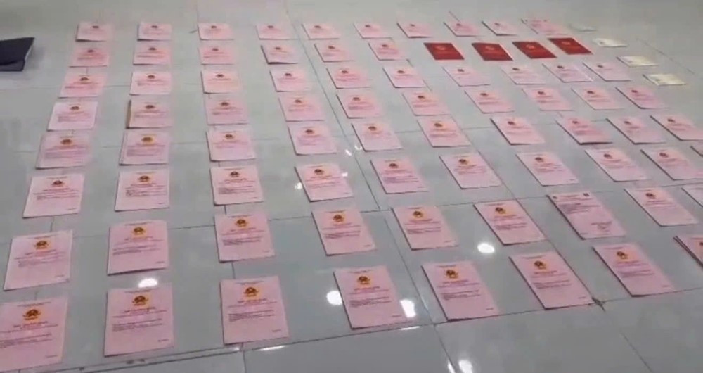 Thông tin mới nhất vụ Ngân 98: Khám xét nhà riêng thu giữ 80 sổ đỏ, hơn 8.000 USD - ảnh 2