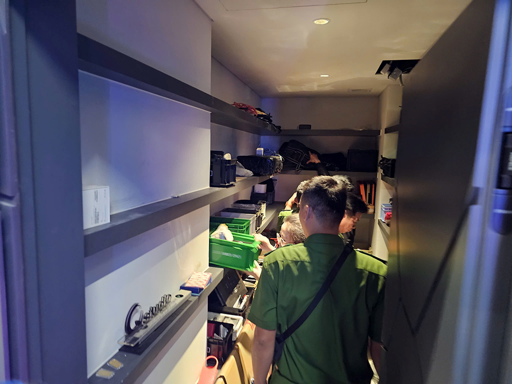 Thông tin mới nhất vụ Ngân 98: Khám xét nhà riêng thu giữ 80 sổ đỏ, hơn 8.000 USD - ảnh 1