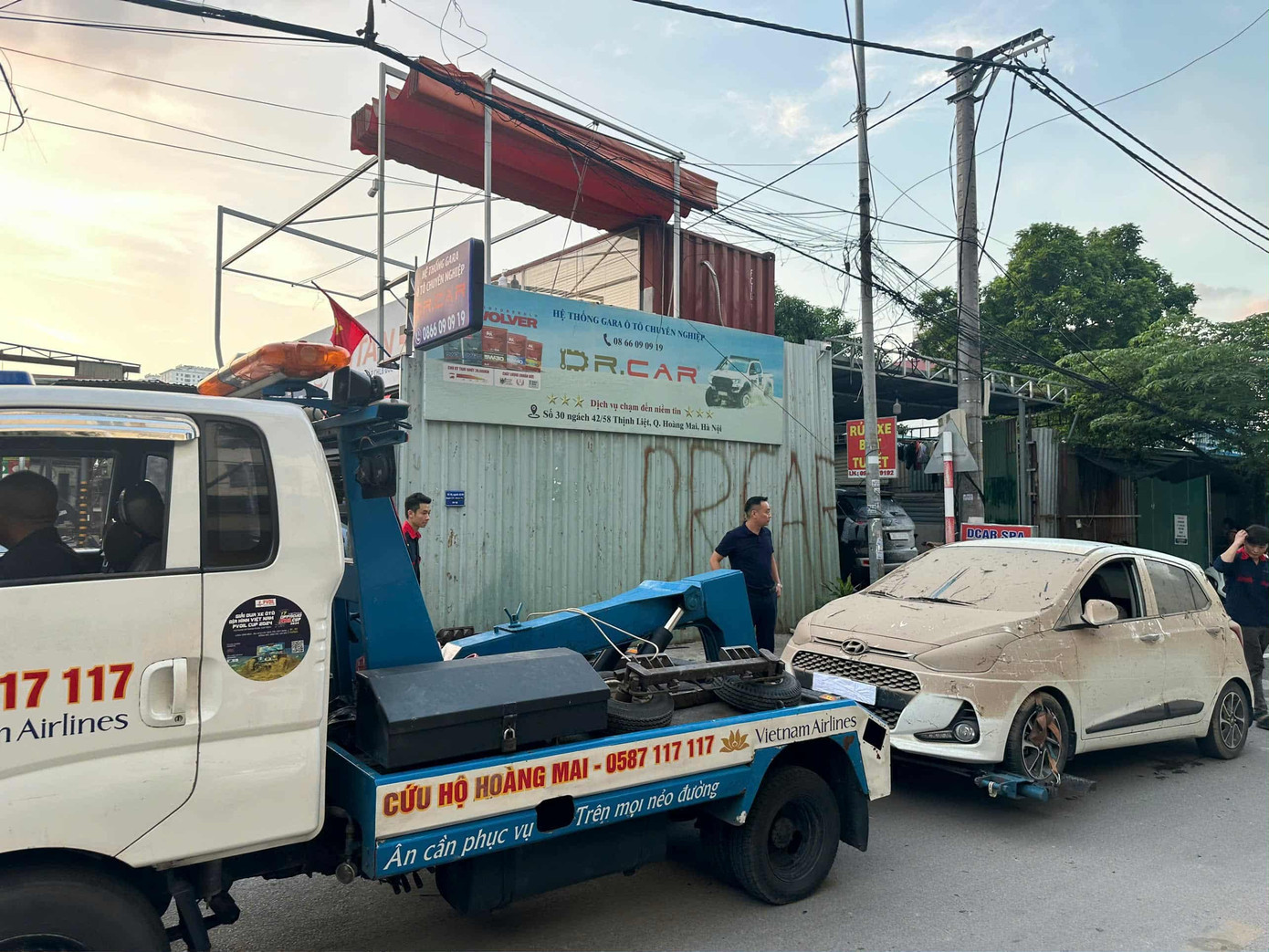 Một chiếc ô tô bị ngập bùn được kéo về gara ở Hà Nội để xử lý. xe-ngap-bun.jpg