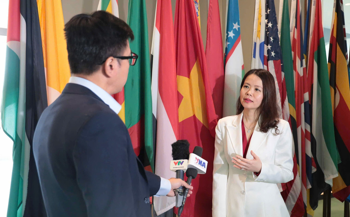 Thứ trưởng Bộ Ngoại giao Nguyễn Minh Hằng trả lời báo chí sau khi có kết quả bỏ phiếu. Ảnh: Mofa 1000014270.jpg