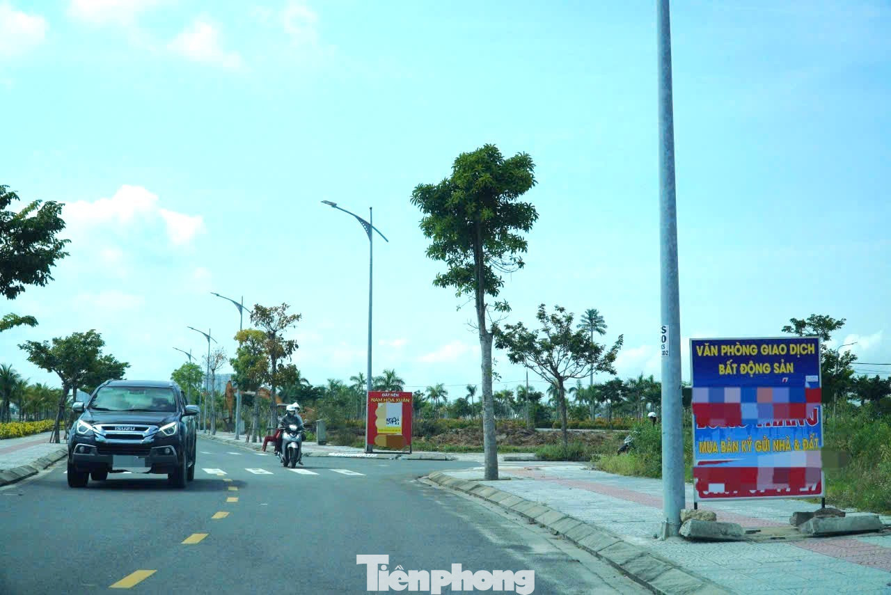 Dịch vụ mua bán bất động sản mọc lên khắp các dự án ở Đà Nẵng. Ảnh: Thanh Hiền. tp-datdai.jpg