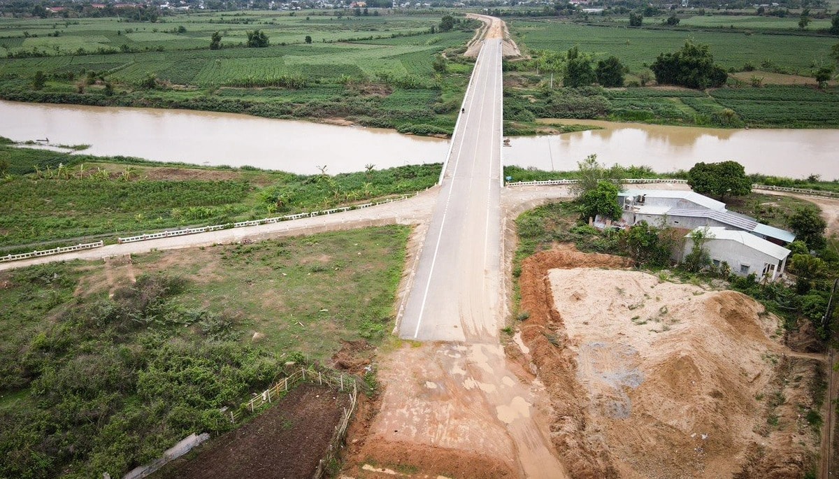 Cầu trăm tỷ ở một tỉnh miền Trung Việt Nam: Xây xong 3 năm vẫn im lìm mòn mỏi chờ đường dẫn- Ảnh 1.