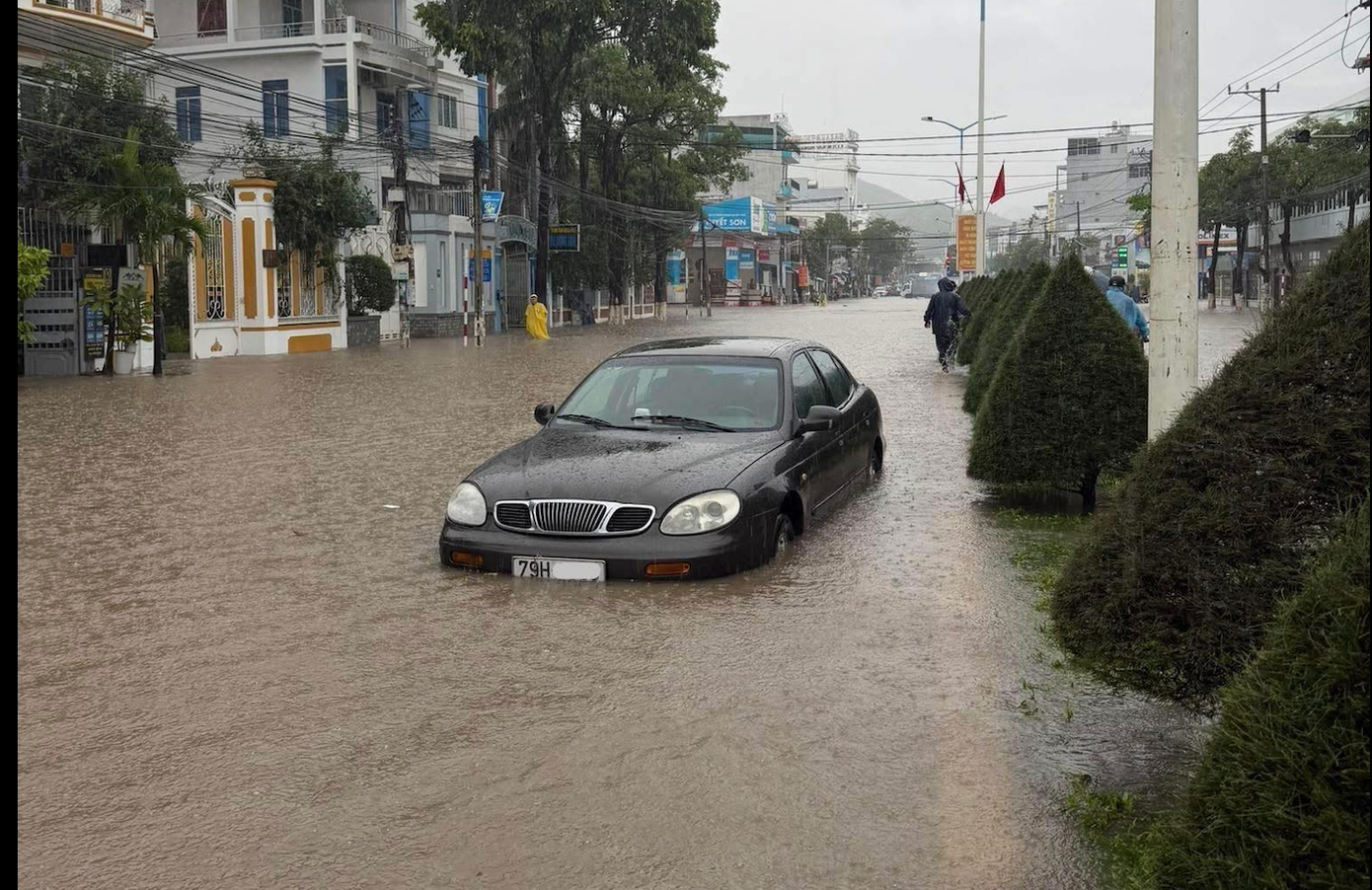 Đường 2/4, phường Bắc Nha Trang cũng ngập sâu . anh-man-hinh-2025-10-16-luc-102401.png