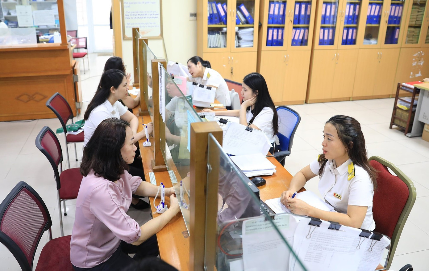 Tổng thu ngân sách do ngành thuế quản lý đã đạt hơn 1,74 triệu tỷ đồng, vượt 1,5% so với kế hoạch được giao. nguoi-dan-lam-thu-tuc-hanh-chinh-tai-chi-cuc-thue-quan-dong-da-anh-nguyen-quang.jpg