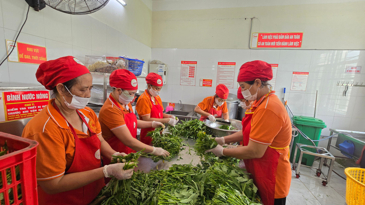 Chế biến thực phẩm tại bếp ăn trường học 1000025610.jpg