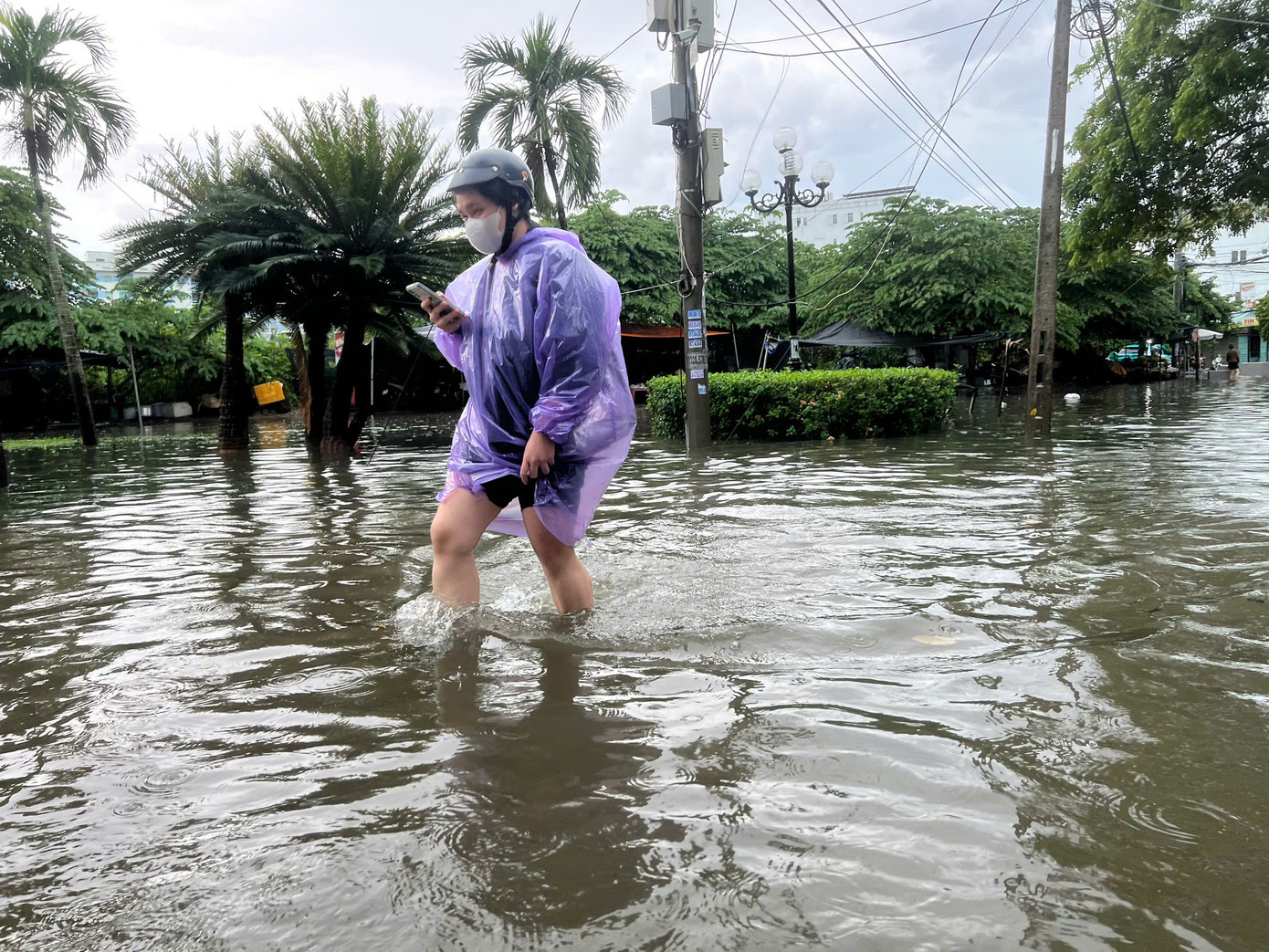 Mưa lớn đã làm đảo lộn sinh hoạt của nhiều người. z7121577920147-42f1ea94267e92d93f75592a8208ea9f.jpg