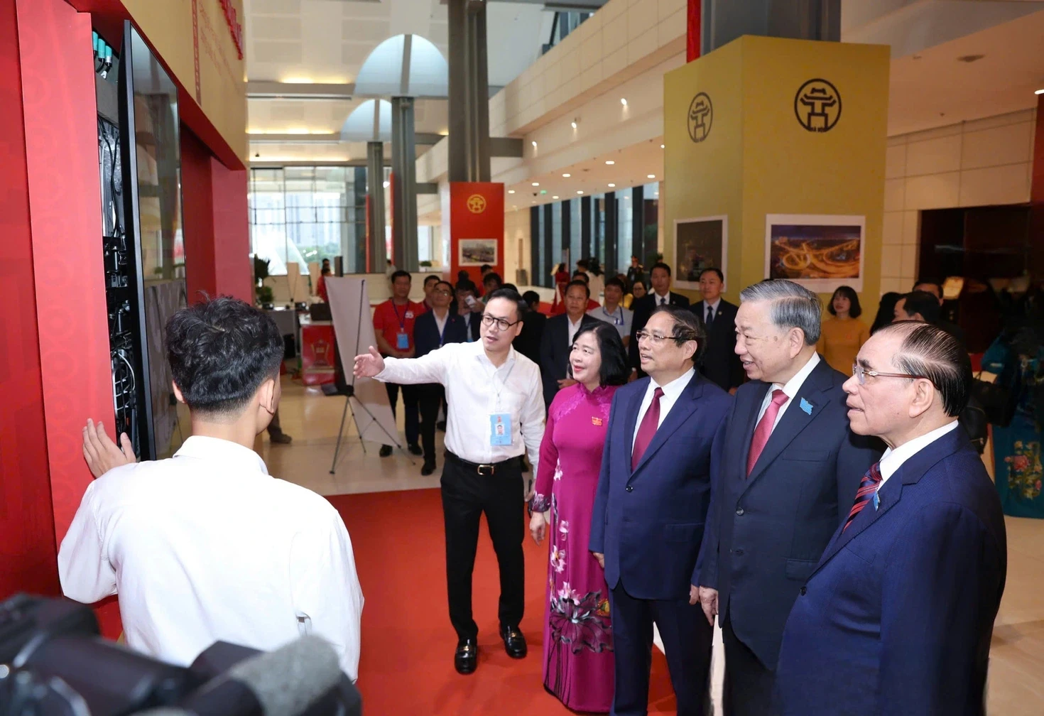 Tổng Bí thư Tô Lâm và các đại biểu tham quan triển lãm tại đại hội