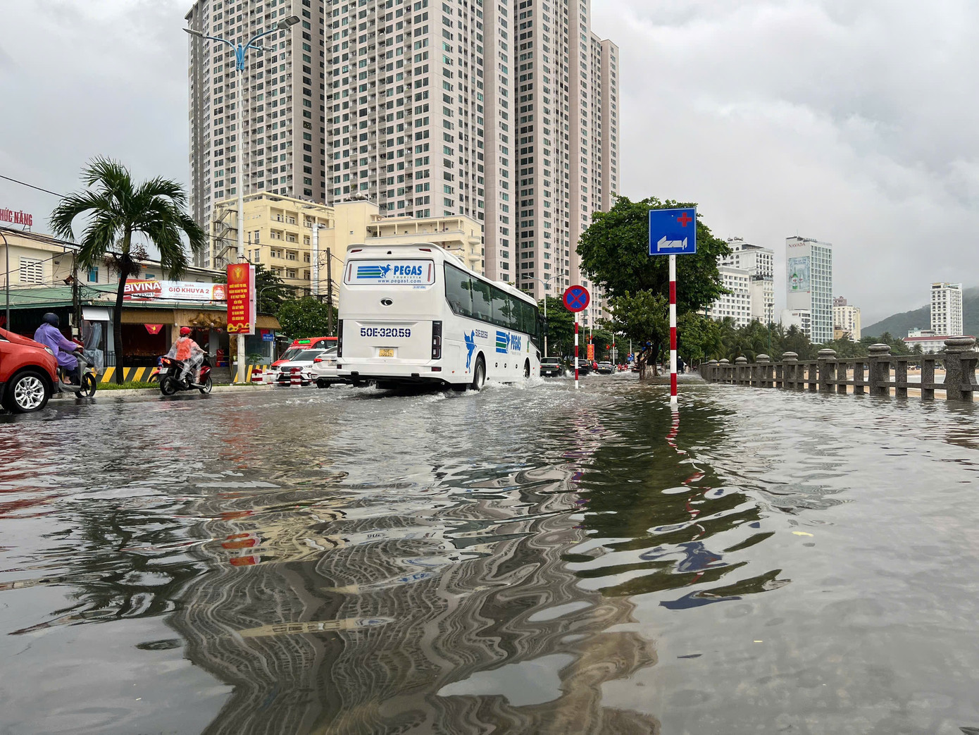 Theo Trung tâm Dự báo Khí tượng Thủy văn Quốc gia, đêm qua và sáng sớm nay (16/10), ở khu vực Bắc Bộ và miền Tây Nam Bộ cục bộ có nơi mưa to; khu vực từ Quảng Trị đến Khánh Hòa có mưa rào và dông rải rác, cục bộ có nơi mưa to. Lượng mưa tính từ 19h giờ ngày 15/10 đến 3h ngày 16/10 cục bộ có nơi trên 70mm. z7121441141752-90c4b375792c4da9be436cb55459b9ff.jpg