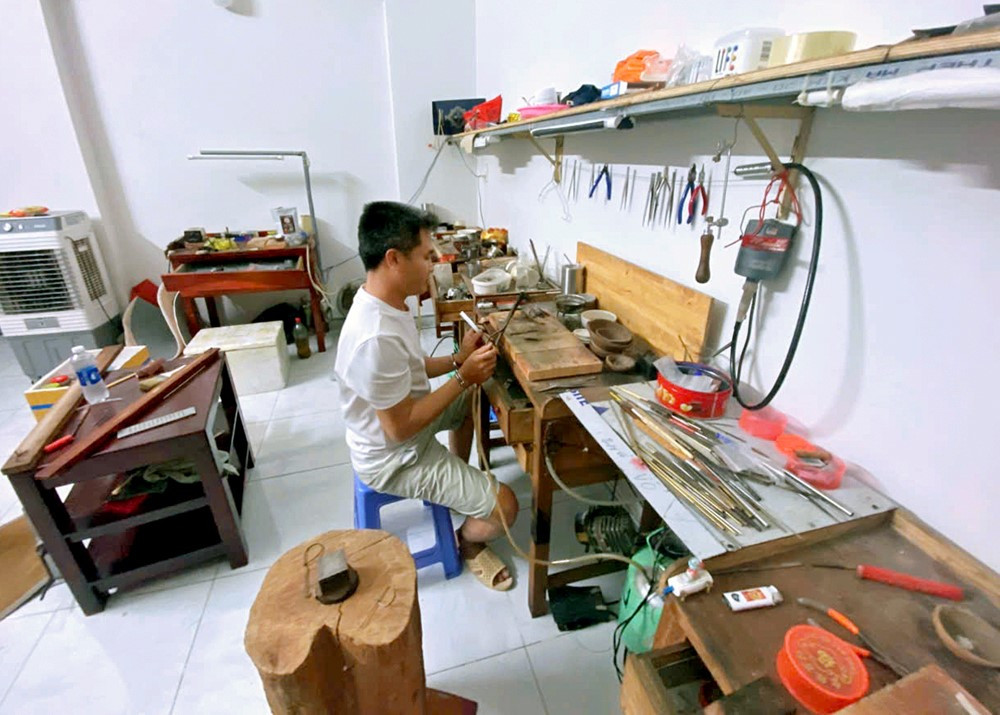 Triệt phá đường dây lừa đảo bán vàng giả liên tỉnh, thu giữ tang vật gần 9 tỷ đồng - ảnh 4