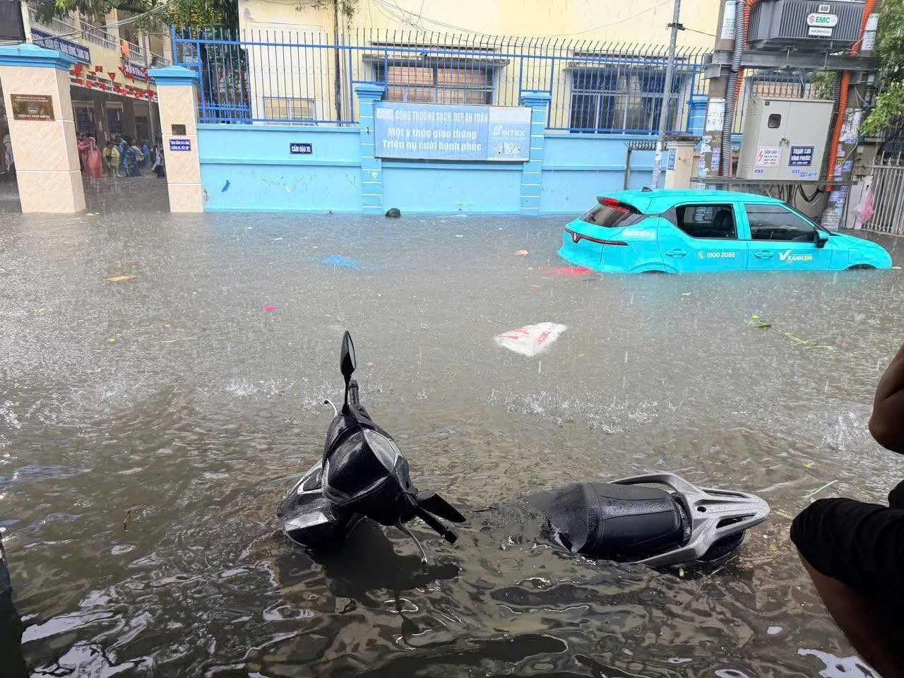 Khu vực trước trường THCS Nguyễn Khuyến, phường Bắc Nha Trang nước ngập quá yên xe máy. 565090819-122130015854952641-953104810484838836-n.jpg