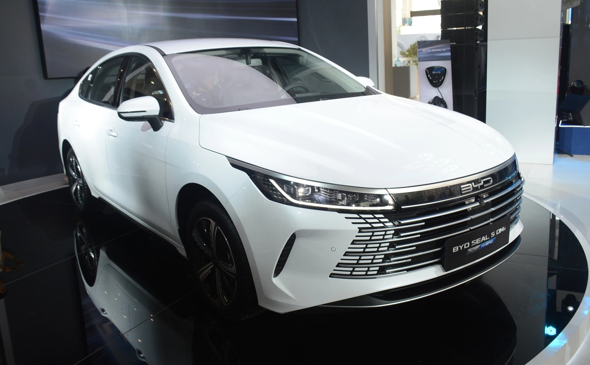 xe-phev-seal-5-1.jpg