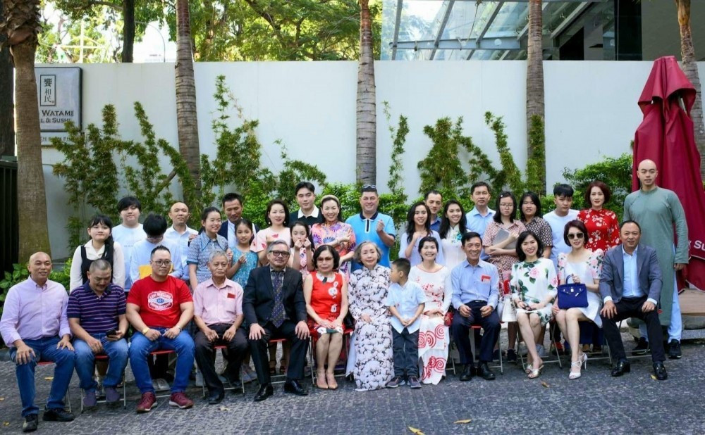 Hé lộ gia tộc kín tiếng nắm giữ ‘đế chế’ đa ngành nghìn tỷ: Thế hệ kế nghiệp học vấn ‘cực khủng’, nhiều người làm Chủ tịch, Giám đốc - ảnh 1