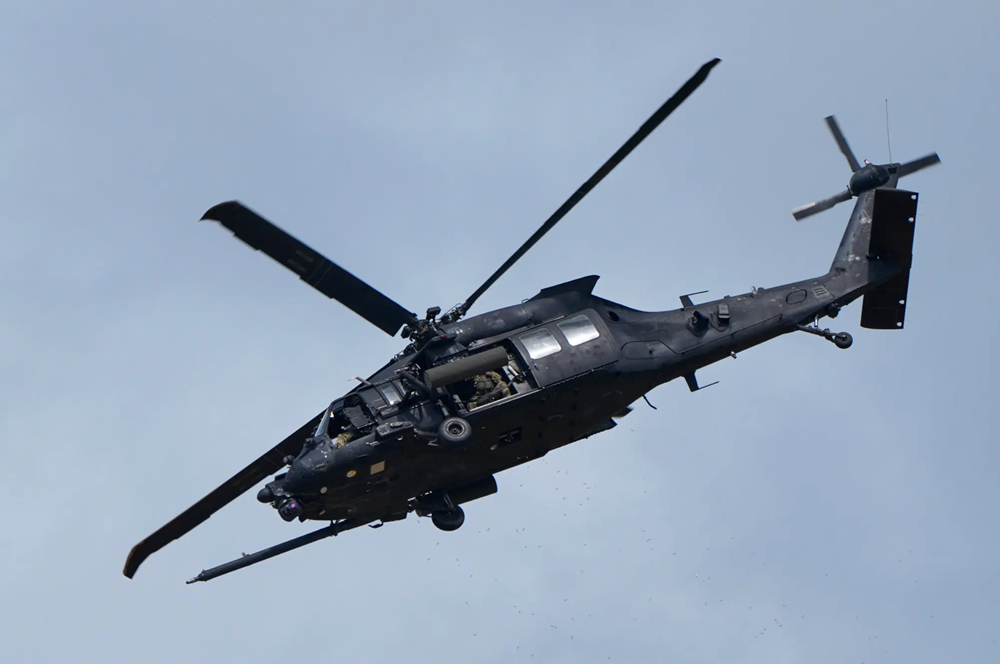 Mỹ điều máy bay ném bom B-52 và trực thăng chiến đấu tiến sát Venezuela, chuyện gì xảy ra? - ảnh 1