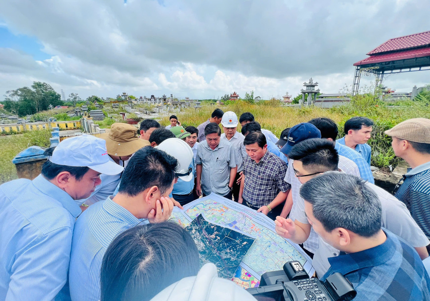 Lãnh đạo thành phố Đà Nẵng kiểm tra thực địa đầu tư xây dựng khu tái định cư và công tác giải phóng mặt bằng dự án đường sắt tốc độ cao trên trục Bắc - Nam. lanh-dao-da-nang-kiem-tra-thuc-te-du-an-duong-sat-toc-do-cao-bac-nam.jpg