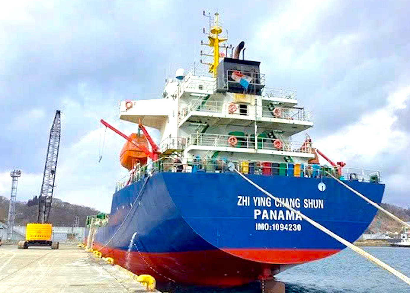Tàu biển Zhi Ying Chang Shun tại Cảng Quy Nhơn. tien-phong-7196.jpg