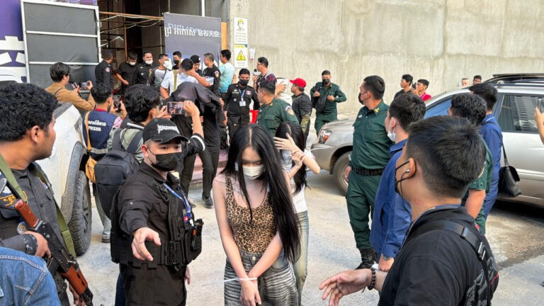 Đột kích tòa nhà trong đêm, 257 người bị bắt khẩn cấp - ảnh 1