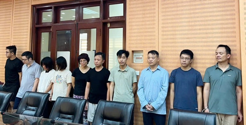Shark Bình (thứ ba từ phải sang) và những người liên quan bị bắt vì xác định có hành vi lừa đảo chiếm đoạt tài sản. binh-2.jpg