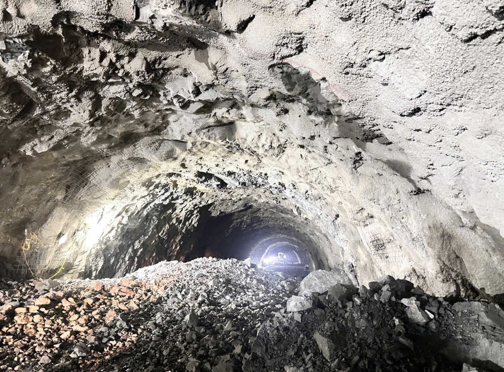 Hầm xuyên núi dài nhất tuyến cao tốc Khánh Hòa - Buôn Ma Thuột do Đèo Cả thi công chính thức đào thông nhánh trái- Ảnh 1. Hầm xuyên núi dài nhất tuyến cao tốc Khánh Hòa - Buôn Ma Thuột do Đèo Cả thi công chính thức đào thông nhánh trái- Ảnh 1.