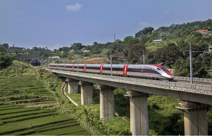 Nền kinh tế lớn nhất Đông Nam Á ‘còng lưng’ trả lãi vay Trung Quốc hơn 3.175 tỷ đồng mỗi năm vì đường sắt cao tốc - ảnh 1