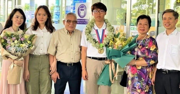 'Gia đình siêu trí thức' tại Hà Nội: Con đoạt Huy chương Vàng, bố là Phó Giám đốc bệnh viện lớn, cả họ toàn thạc sĩ trở lên - ảnh 2