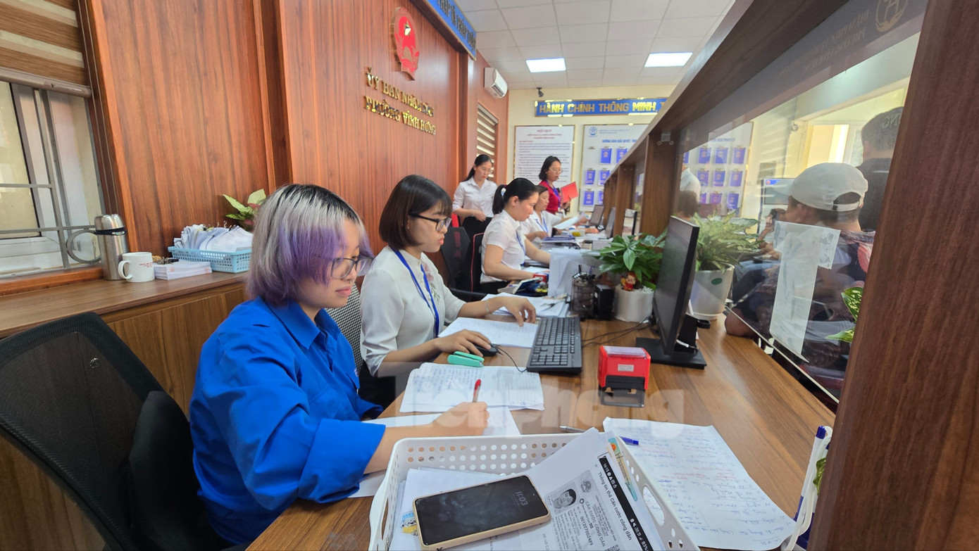 Công dân thực hiện TTHC về đất đai tại UBND phường Vĩnh Hưng, TP. Hà Nội 1000023234.jpg