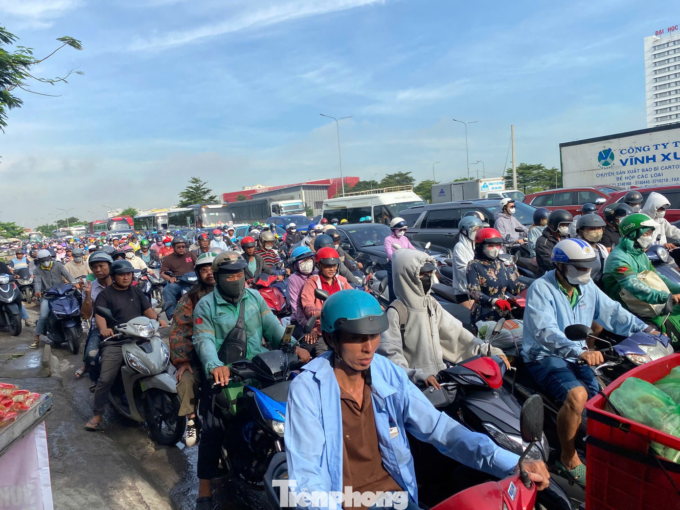 Người và phương tiện xếp hàng dài chờ đèn tín hiệu trên đường Nguyễn Văn Linh. Ảnh: hữu Huy tp-nguyen-van-linh-4.jpg