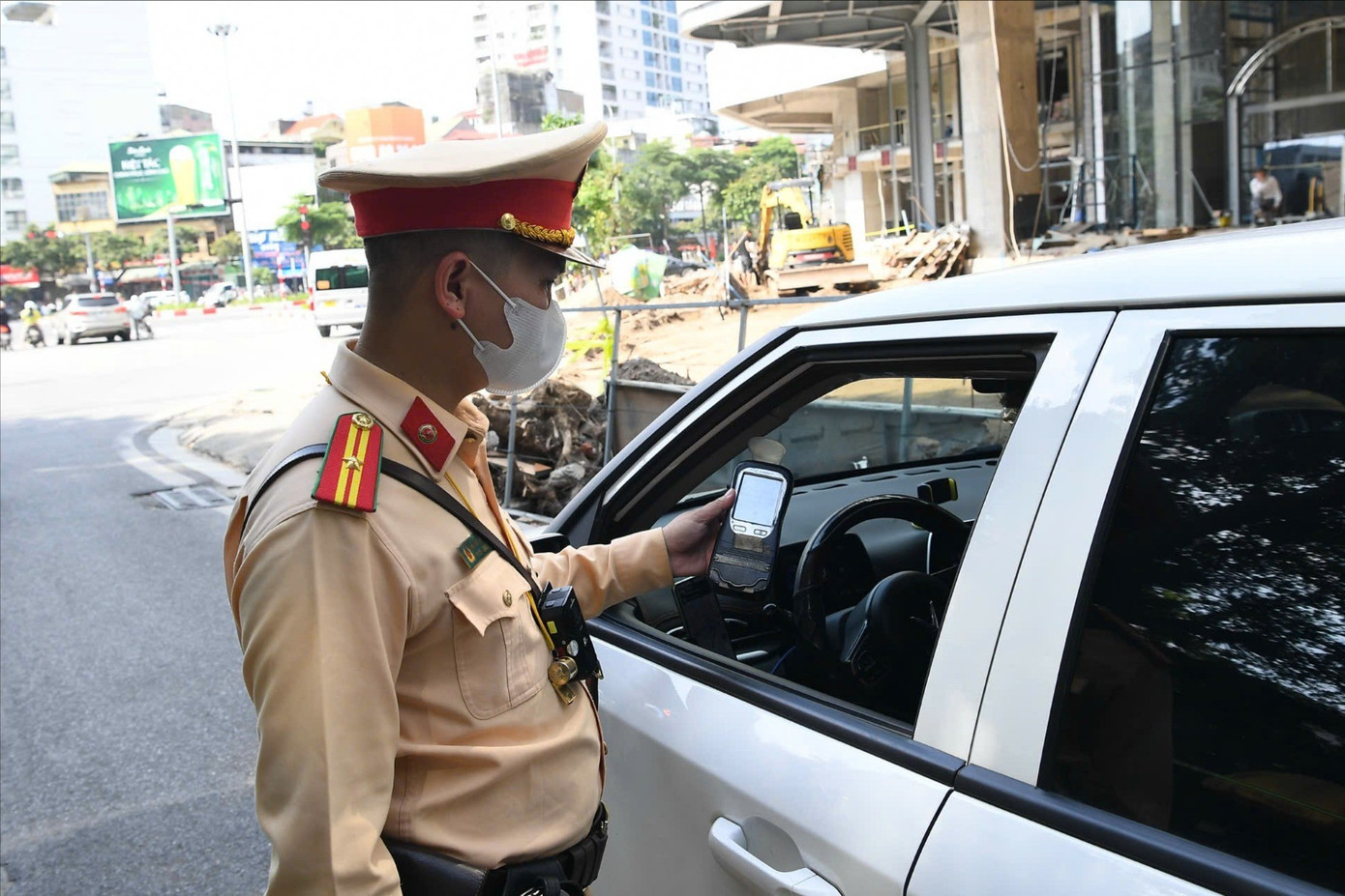 Lực lượng CSGT Hà Nội kiểm tra nồng độ cồn tài xế vào trưa 18/10. nong-do-con-6055.jpg