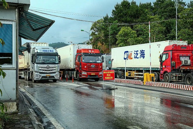 Đường vào cửa khẩu hiện đại nhất ASEAN được mở rộng lên 8 làn xe- Ảnh 2.