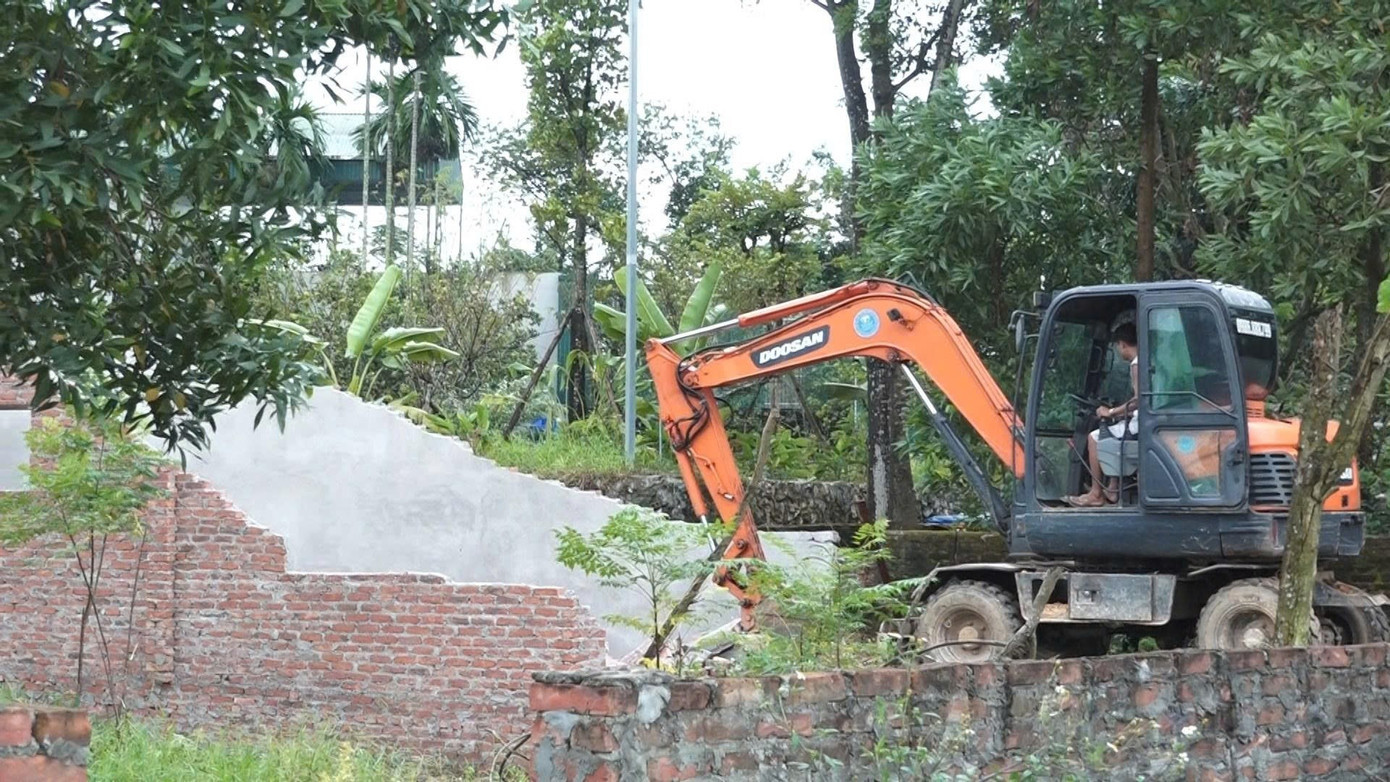 Lực lượng chức năng xã Quảng Oai xử lý công trình vi phạm 560858037-1317573703490338-8180061607443228503-n.jpg