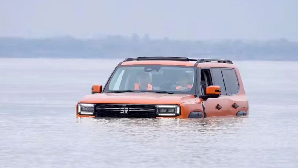 Mẫu SUV của Trung Quốc gây sốt khi dễ dàng lội qua hơn 1km sông sâu nước chảy xiết, lập tức nhận hơn 10.000 đơn đặt hàng trước - ảnh 2