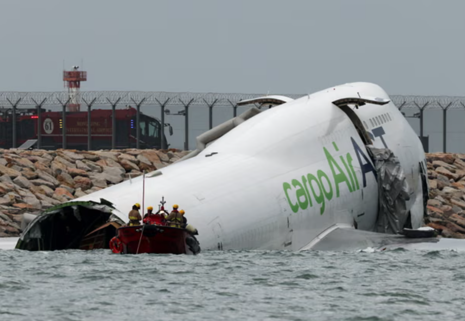Chiếc Boeing 747 bất ngờ trượt khỏi đường băng lao xuống biển, 2 người thiệt mạng, đuôi máy bay 'biến mất' Chiếc Boeing 747 bất ngờ trượt khỏi đường băng lao xuống biển, 2 người thiệt mạng, đuôi máy bay 'biến mất'