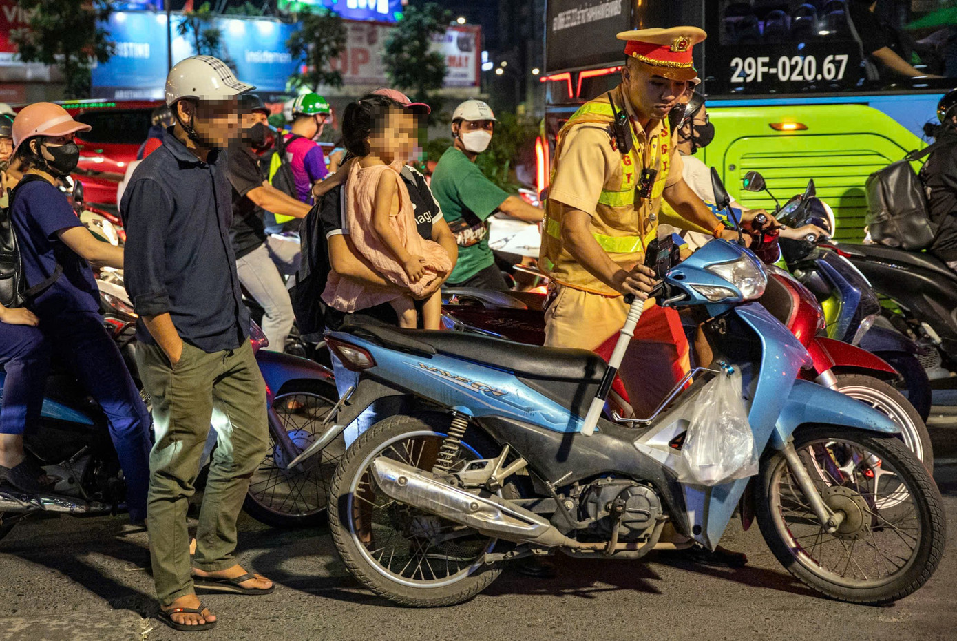 Nhiều tài xế vi phạm nồng độ cồn chở vợ con đi trên đường. nong-do-con-1.jpg