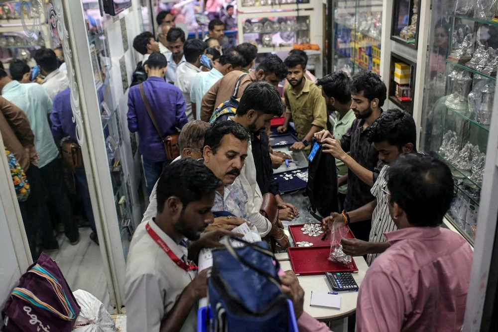 Cả thế giới khát bạc: Kho dự trữ toàn cầu cạn sạch, lãi vay tăng vọt 200% chỉ trong một đêm - ảnh 1