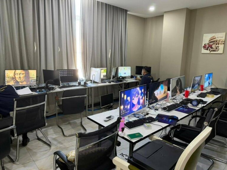 Đột kích 'trung tâm tình yêu', bắt giữ 17 người, thu giữ 109 máy tính và 103 điện thoại di động - ảnh 3