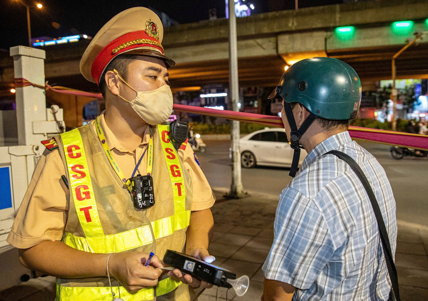 CSGT kiểm tra nồng độ cồn tài xế. nong-do-con.jpg