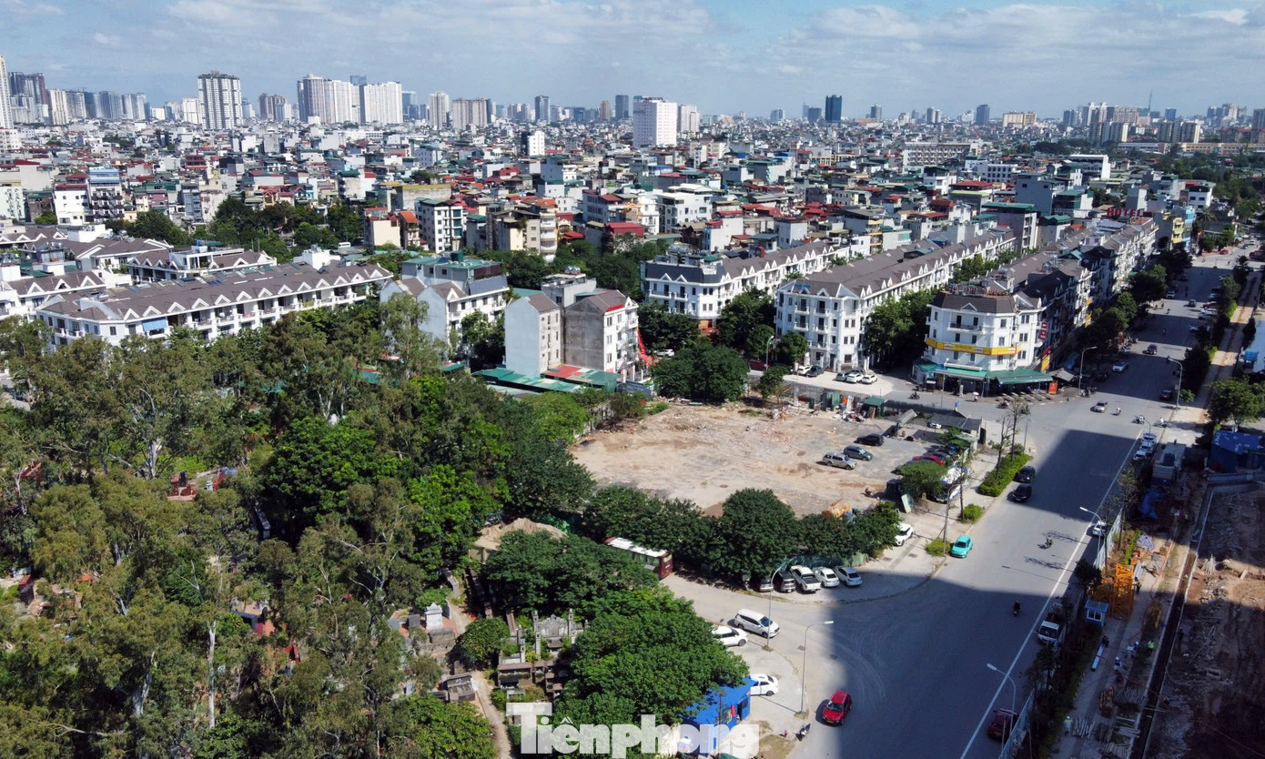 Trong khi đó, ô đất CT5 đối diện dự án Capital One của Vinaconex. Tại ô đất CT5, chủ đầu tư cũng đang tiến hành dọn dẹp mặt bằng và thông báo dự án chuẩn bị triển khai tp-khu-do-thi-moi-dai-kim1.jpg