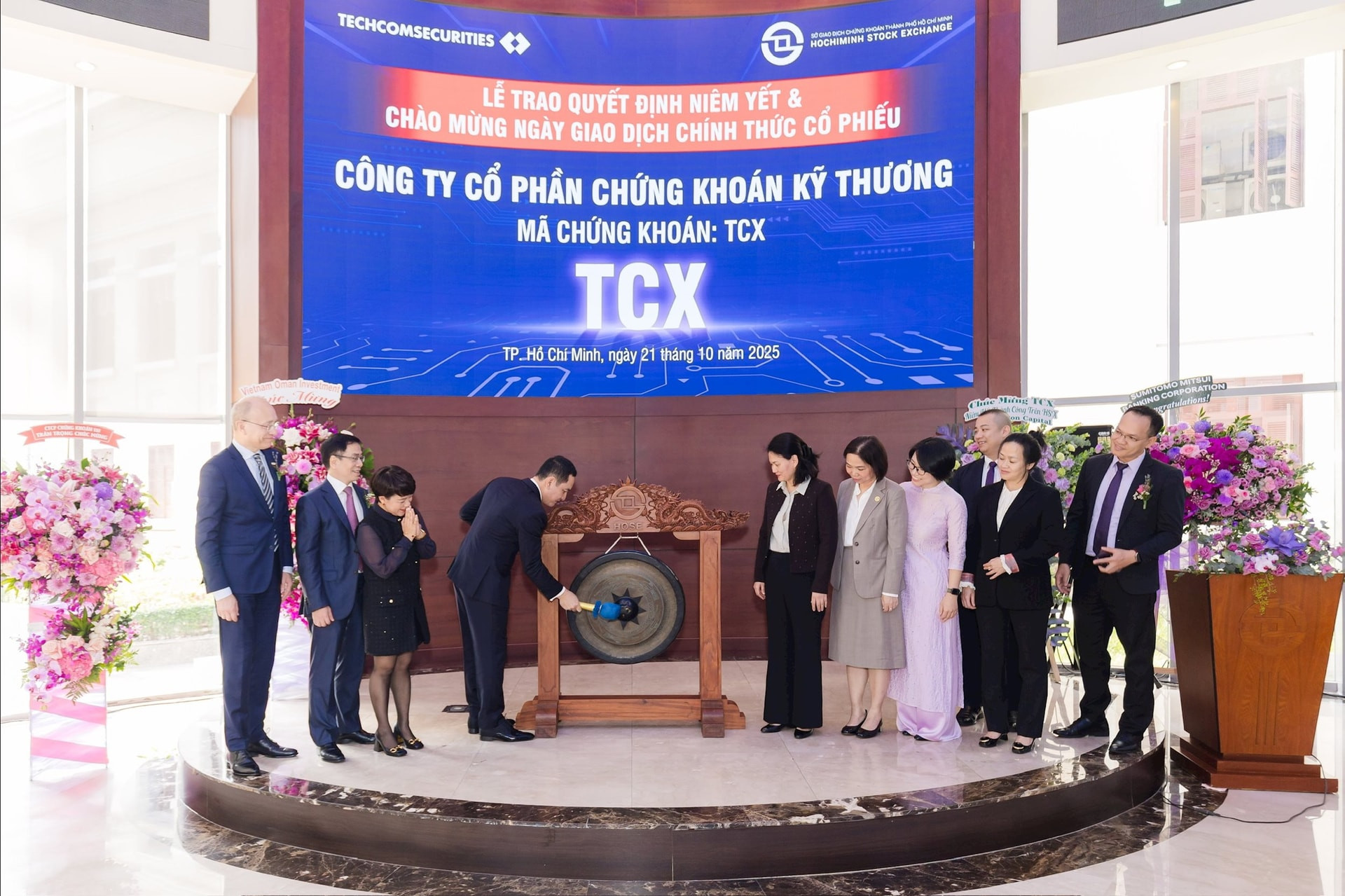 Lãnh đạo TCBS thực hiện nghi thức đánh cồng, chính thức niêm yết TCX trên sàn HoSE