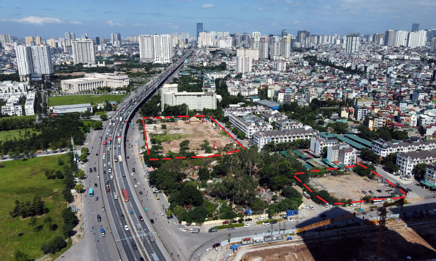 UBND TP Hà Nội vừa có quyết định giao đất đợt 3 cho Công ty Đầu tư xây dựng số 2 Hà Nội (Hacinco) để thực hiện Khu đô thị mới Đại Kim. Khu đất có tổng diện tích hơn 25.551 m2 thuộc phường Định Công. Trong đó, hơn 20.200 m2 (gồm hai ô đất CT4 và CT5 - khoanh đỏ) được dành xây nhà xã hội cao tầng cho cán bộ chiến sĩ công an; gần 219 m2 đất để xây nhà ở thấp tầng; đối với hơn 5.076 m2 đất còn lại sẽ làm đường giao thông, đường khu vực. khu-do-thi-moi-dai-kim3.jpg