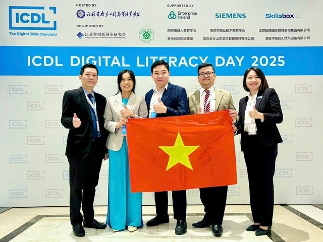 2 giáo viên Việt Nam nhận giải thưởng đặc biệt tại diễn đàn giáo dục của châu Á - ảnh 1