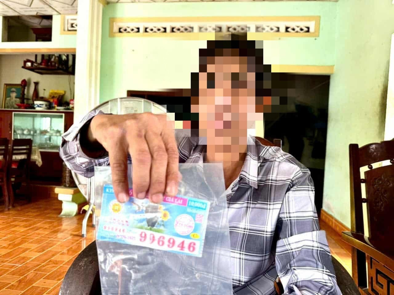 Ông L. với tờ vé số trúng giải đặc biệt bị rách. 95d1f85c3766ba38e377.jpg