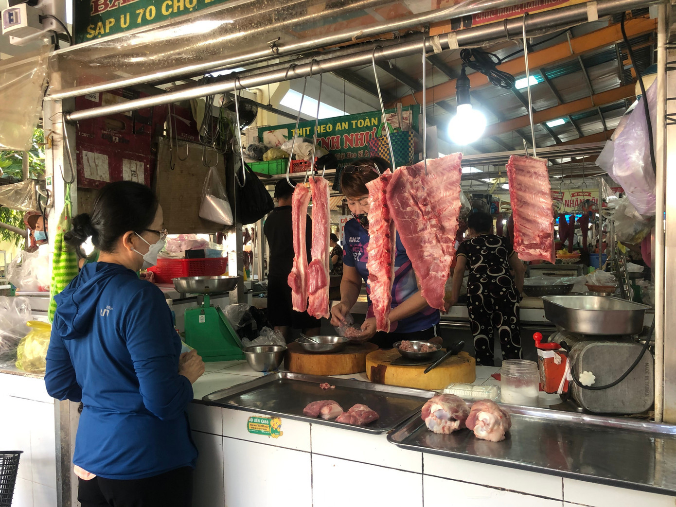 Heo hơi giảm giá nhưng giá bán lẻ vẫn đứng yên do chi phí vận chuyển, nguồn cung... tp-thit-heo-uyen-phuong-3.jpg