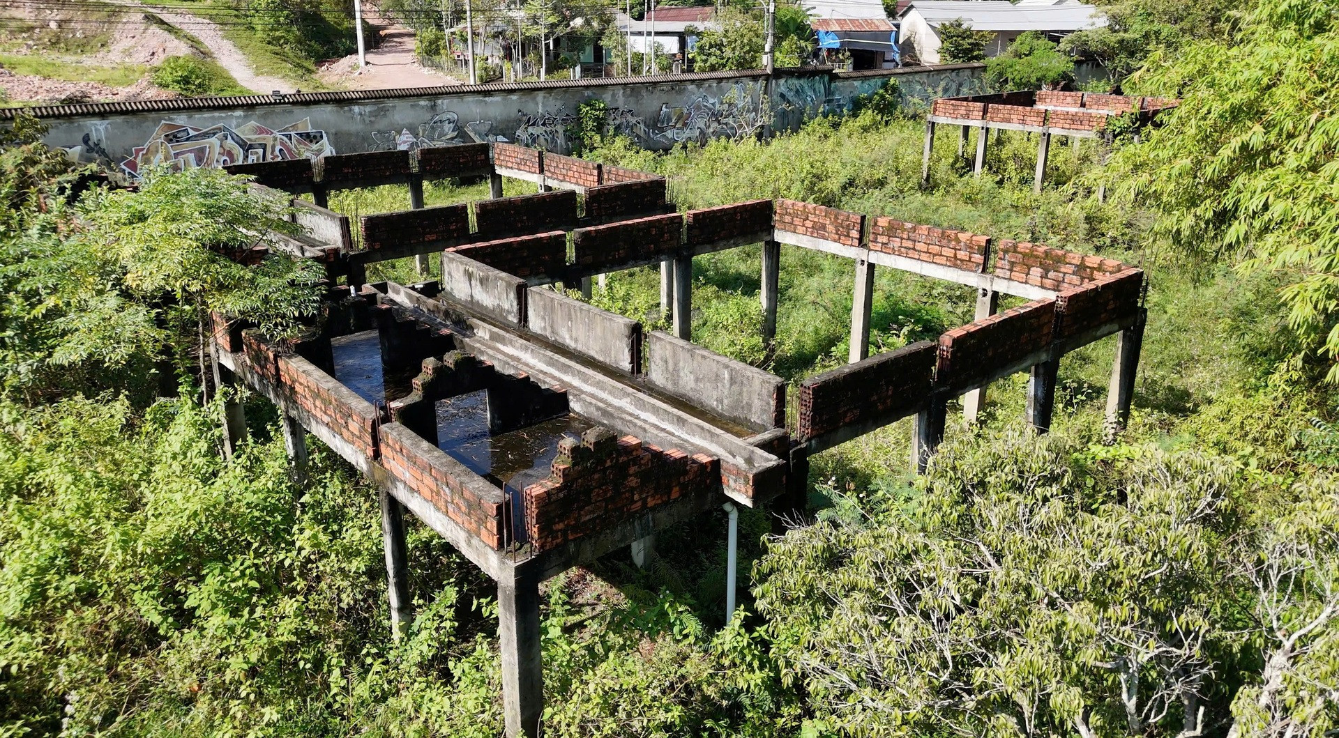 Cảnh hoang lạnh tại resort 5 sao bỏ hoang giữa thành phố sau 16 năm triển khai- Ảnh 1.