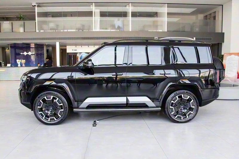 Xe gầm cao dài gần 5,2 mét, công suất 738 mã lực, giá hơn 1,4 tỷ đồng