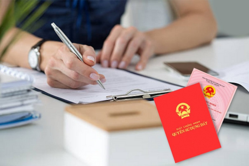 Từ giờ, mua đất sau khi kết hôn có thể đứng tên sổ đỏ một người không?- Ảnh 1.